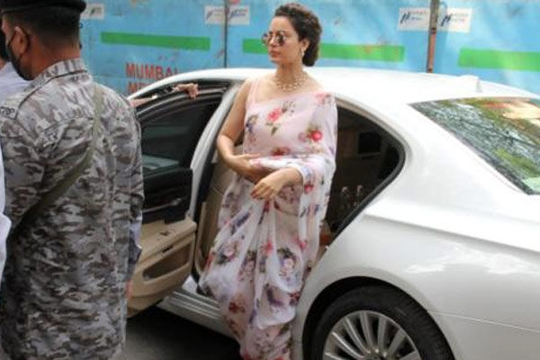 Offensive remarks against Sikh community, Kangana reached Khar police station to record statement