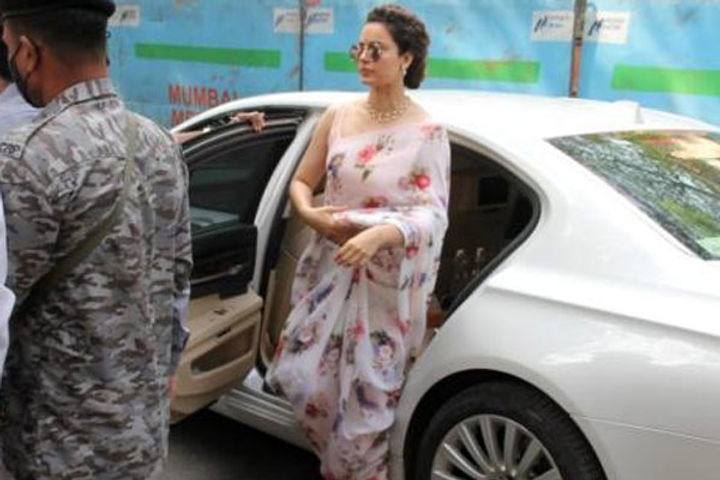 Offensive remarks against Sikh community, Kangana reached Khar police station to record statement