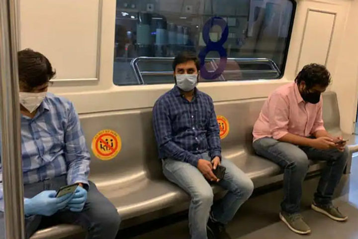 Curfew in Delhi from 10 pm to 5 am, metro will run with half capacity Curfew in Delhi from 10 pm to 5 am, metro will run with half capacity