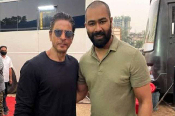 Shahrukh Khan picture from the sets of Pathan goes viral shooting resumes