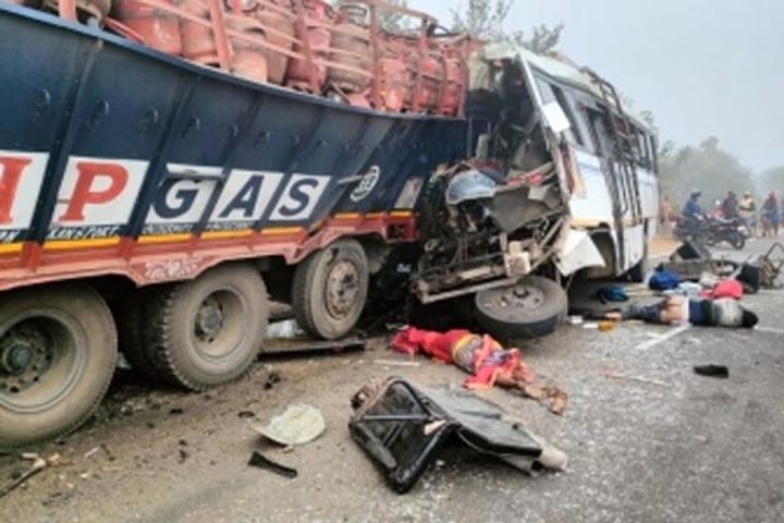 A truck filled with gas cylinder collides with a bus in Pakur, Jharkhand, 15 killed