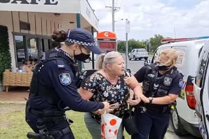 woman sitting in cafe refused to show vaccination certificate police arrested woman sitting in cafe refused to show vaccination certificate police arrested