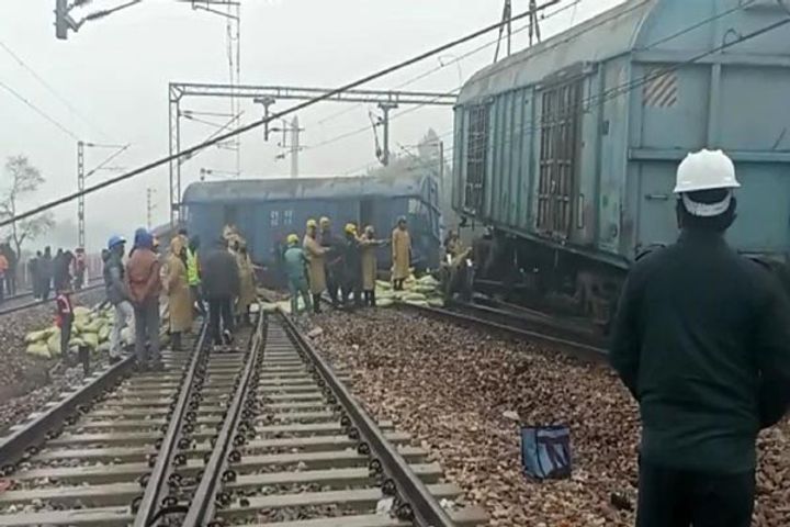 15 coaches of goods train derail on Delhi Agra track in Mathura