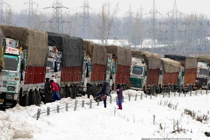 More than 1500 roads closed due to rain and snowfall in Jammu and Kashmir thousands of vehicles stra