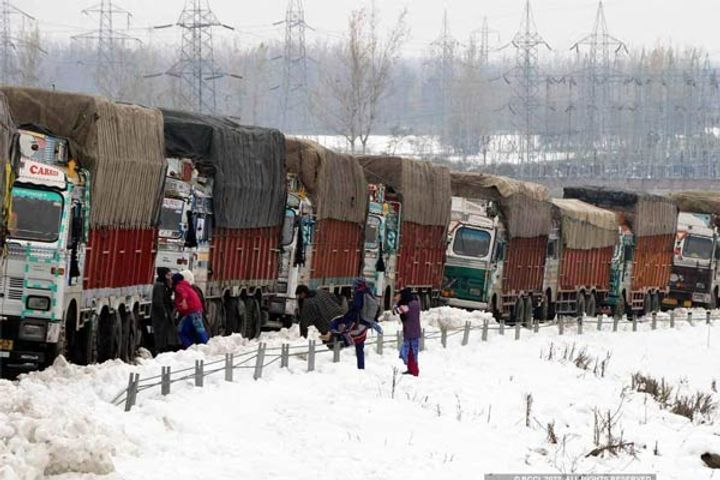 More than 1500 roads closed due to rain and snowfall in Jammu and Kashmir thousands of vehicles stra More than 1500 roads closed due to rain and snowfall in Jammu and Kashmir thousands of vehicles stra