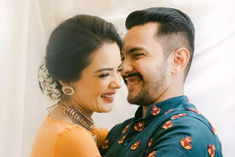 Aditya Narayan is going to be a father soon, wife Shweta flaunts baby bump