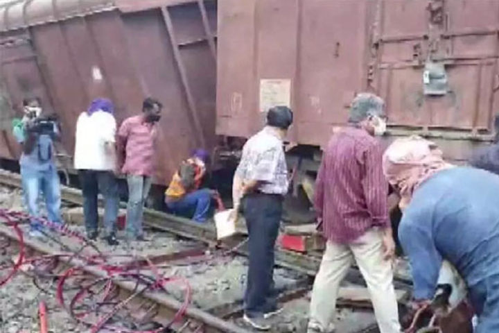 Four coaches of goods train derail in Kerala, many trains canceled Four coaches of goods train derail in Kerala, many trains canceled