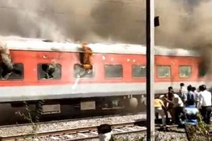 Fire in pantry car of Gandhidham Puri Express panic among passengers