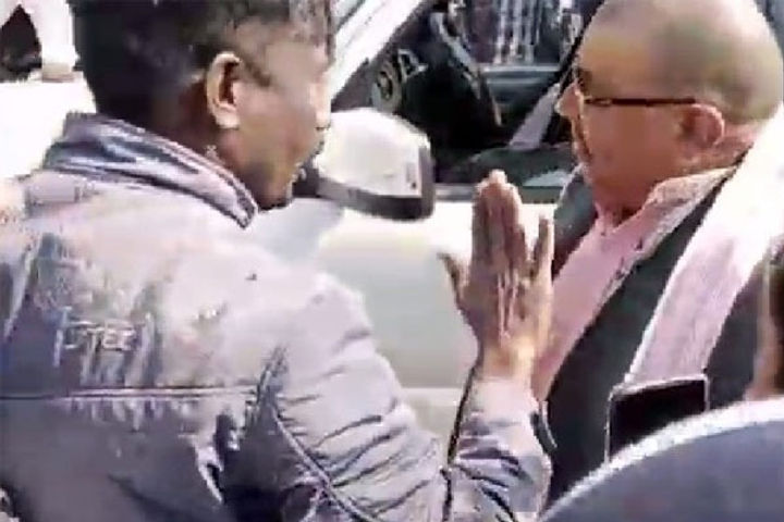 former bjp mps convoy attacked in bokaro