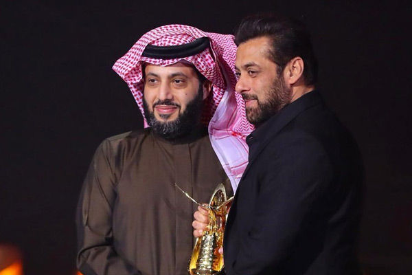 Salman Khan receives Personality of the Year award in Saudi Arabia