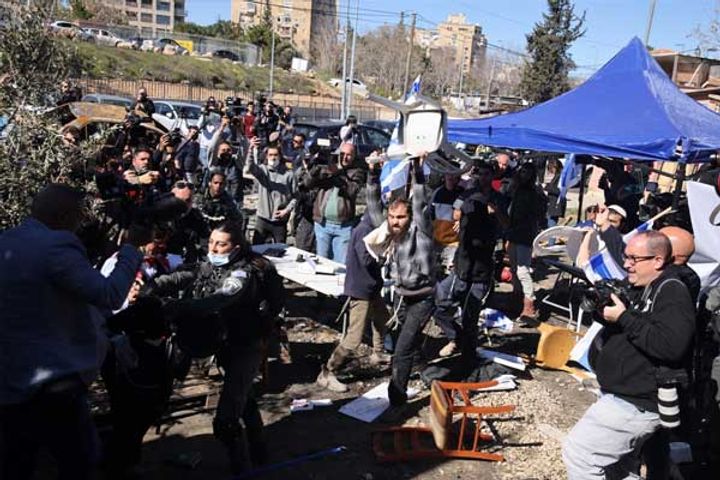 Over 30 injured in clashes with Israeli police in Sheikh Jarrah, East Jerusalem