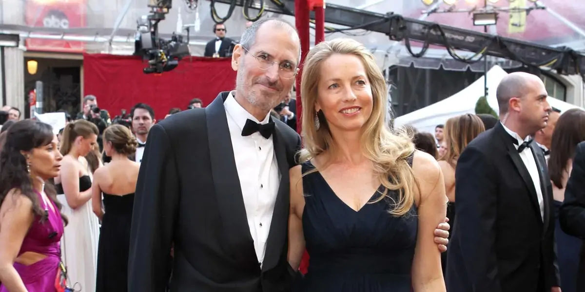 Mar 18 Steve Jobs, the CEO of Apple Computers, married Laurene Powell