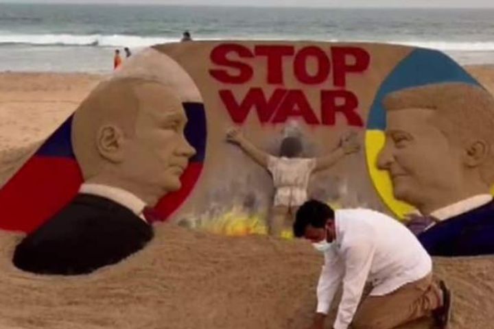 sand artist sudarsan pattnaik appeals to putin and zelensky to stop the war in a special way