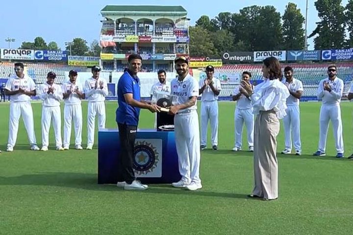 Test match between India and Sri Lanka continues in Mohali, Kohli's individual 100th Test