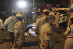 the young man closed the cover of the sewer and took the lives of two companions