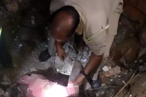 five laborers buried under rubble due to collapse of drain