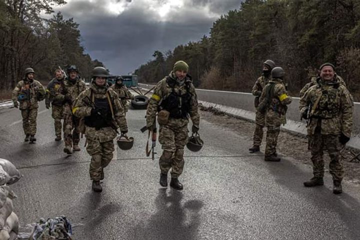 stampede in russian army soldiers running away attacking their own planes