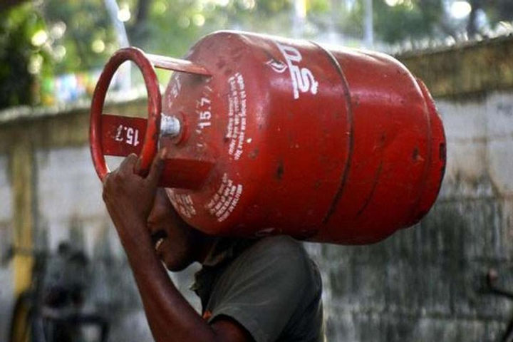 price of commercial cooking gas increased by rs 250 per cylinder from today