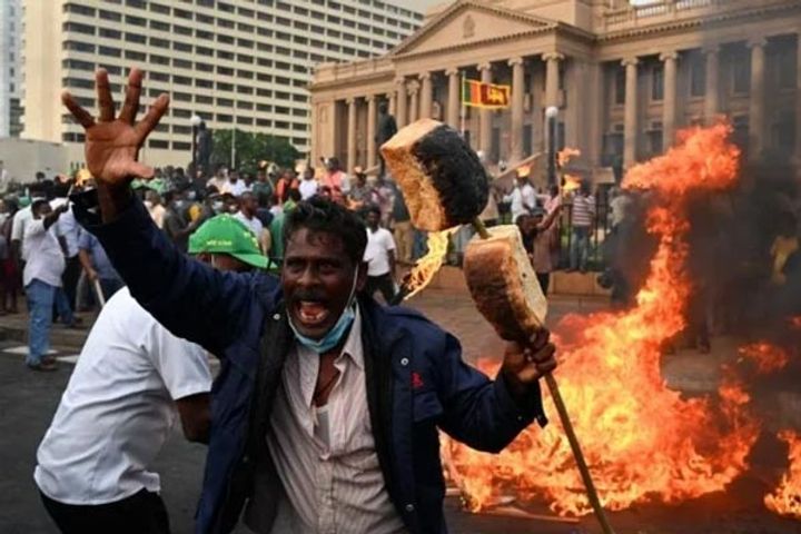 people stricken by rising inflation in sri lanka 10 injured in firing on mob attacking presidents re