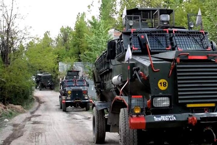 Encounter continues between terrorists and security forces in Haripora, Shopian
