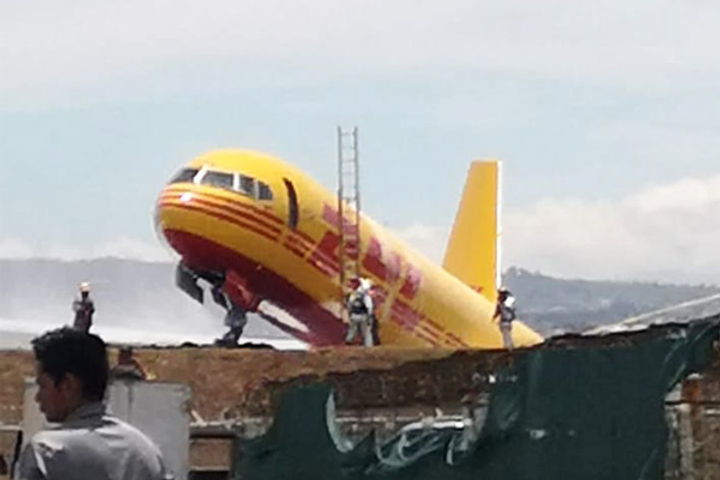 Cargo plane broken into two pieces after crash landing in Costa Rica