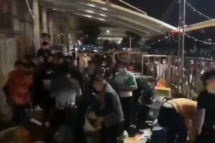 people angry with the lockdown in shanghai