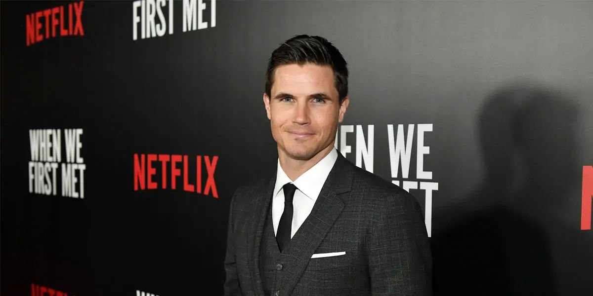 robbie amell, robbie amell bio, robbie amell movies, robbie amell shows, robbie amell family