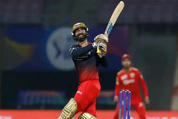dinesh karthik completed 200 sixes in t20 cricket