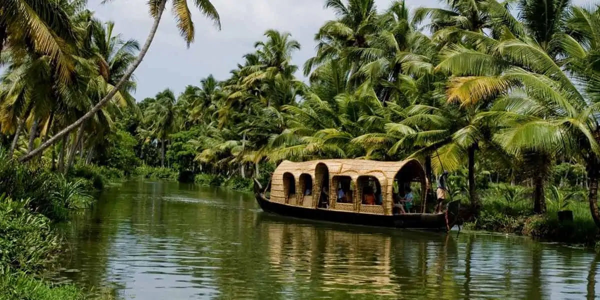 kochi, india, beauty, lakes, backwaters, beaches, ancientmuseum, lushgreenry, nicolasconti, travelog