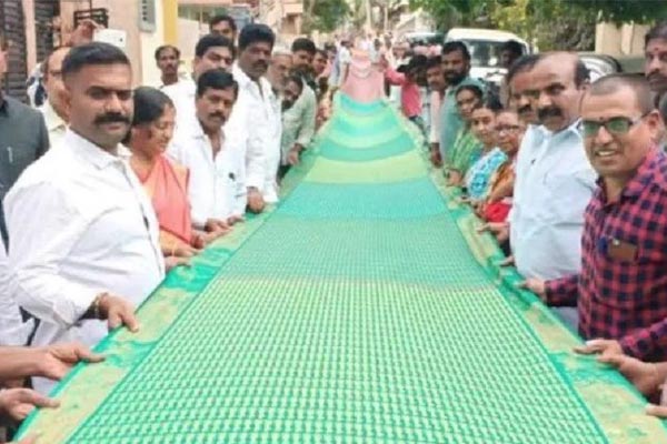 Jai Shri Ram written in 13 languages on 60 meters long and 44 inches wide sari
