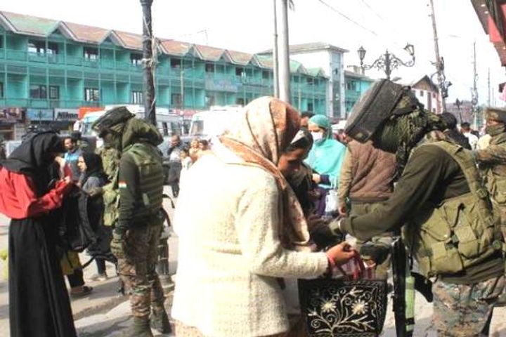lashkar terrorist arrested along with others in awantipora