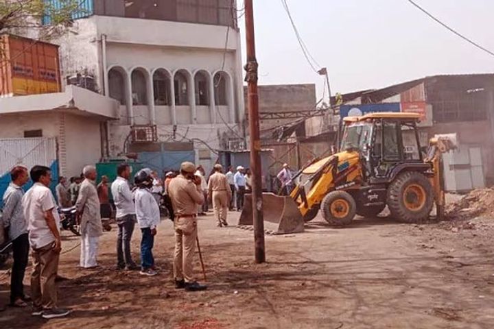 Bulldozers run on illegal construction of seven shops in Meerut 