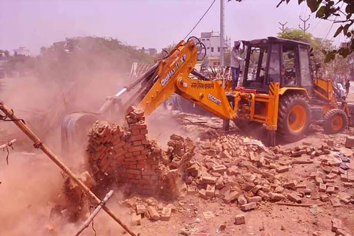 nepalese encroachers hoist religious flags in narkatiaganj administration immediately vacated land f