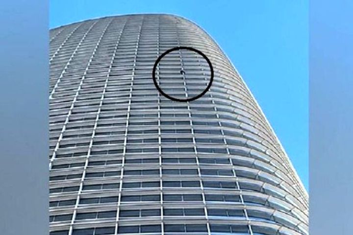 Man climbs 60 storey building in San Francisco detained Man climbs 60 storey building in San Francisco detained