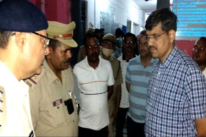 Truck tramples five people in Bhadohi, 2 killed, three injured Truck tramples five people in Bhadohi, 2 killed, three injured