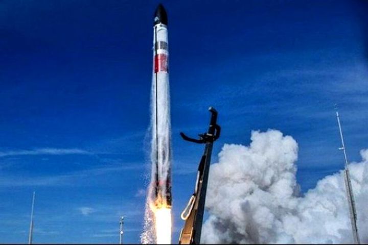 In New Zealand, trying to catch the rocket carrying satellites into space by helicopter In New Zealand, trying to catch the rocket carrying satellites into space by helicopter