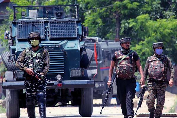 Encounter between security forces and terrorists in Shopian's Pandoshan area