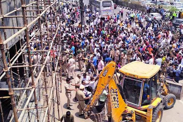 Bulldozers running in Mangolpuri and New Friends Colony, AAP MLA Mukesh Ahlawat removed by police