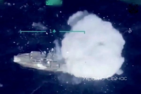 ukraine laser guided bomb targeted putins inspection boat