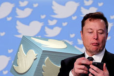 elon musk removes two twitter managers bans new recruitment