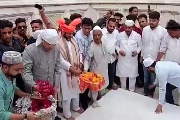 Akbaruddin Owaisi offered Namaz at Aurangzeb's grave, BJP and Shiv Sena now attacking AIMIM