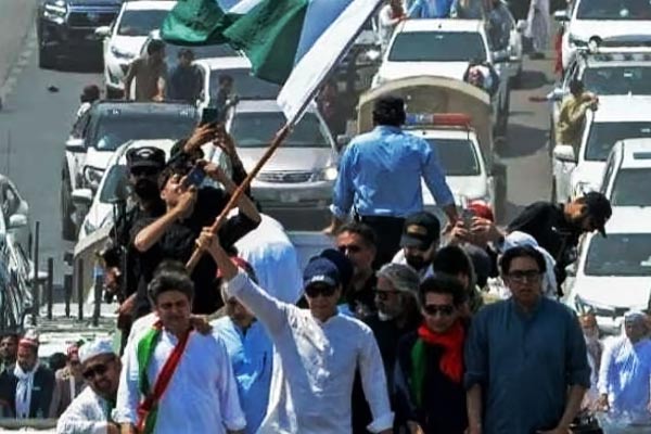 police clash with imran supporters in islamabad metro station burnt