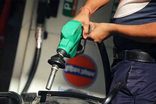 petrol will be costlier by rs 30 per liter in pakistan from friday midnight
