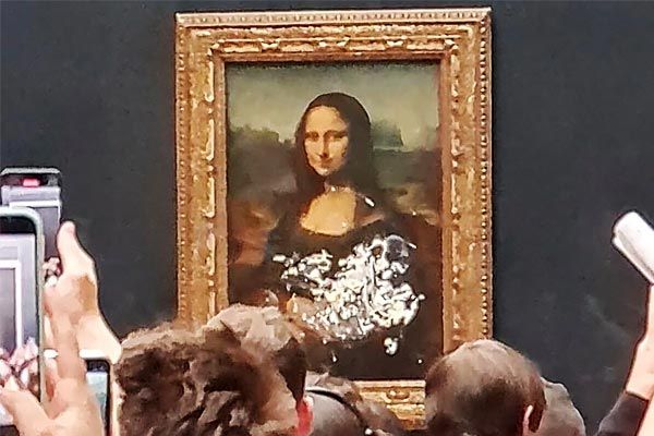 mona lisa painting being vandalized at paris famous louvre museum