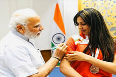 pm modi pens autograph on t shirt of female boxer manisha maun