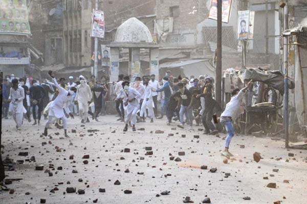 clash between minority community and police in kanpur after friday prayers cm yogis instructions for