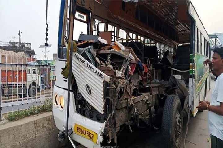 in kushinagar a bus full of laborers collided with a truck three killed in kushinagar a bus full of laborers collided with a truck three killed