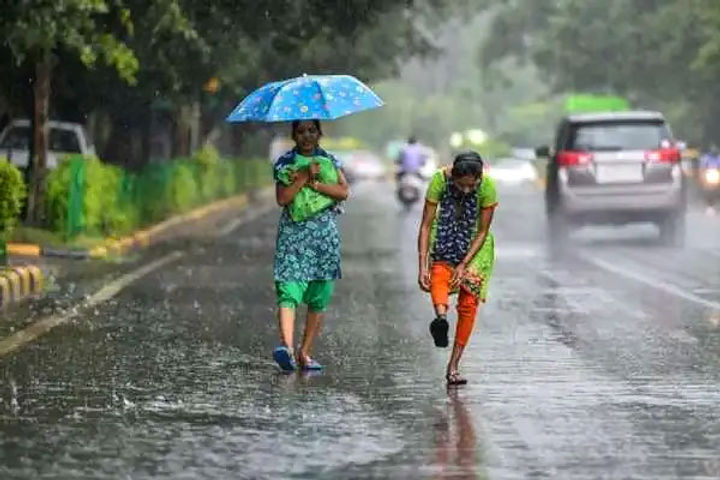 heavy rain accompanied by strong winds in delhi ncr people got relief from the scorching heat