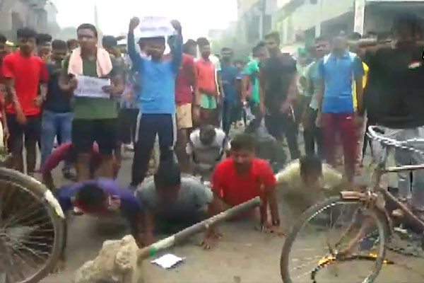Students set fire to train in Bihar in protest against Agneepath scheme protests continue in Gurugra