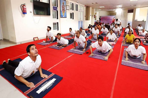 In Rishikesh, CM Dhami did yoga in Chardham, priests and pilgrims did yoga